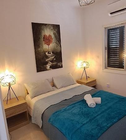 Luxury Apartment In Light House Beach Paphos Ngoại thất bức ảnh