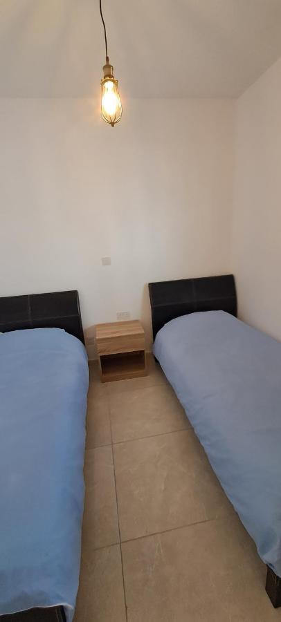 Luxury Apartment In Light House Beach Paphos Ngoại thất bức ảnh